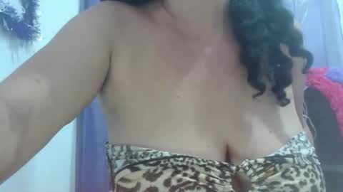 Snapshot of horny_mommy17 chatting on 10.28.25 armina online show from 10.28.25