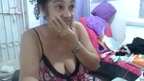 Snapshot of horny_mommy17 chatting on 11.24.25 armina online show from 11.24.25
