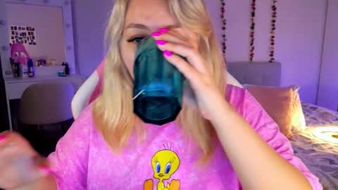 Snapshot of hornycakee chatting on 11.22.25 HornyCakee online show from 11.22.25