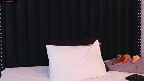 Snapshot of hornylatimommy chatting on 03.25.26 Natasha online show from 03.25.26