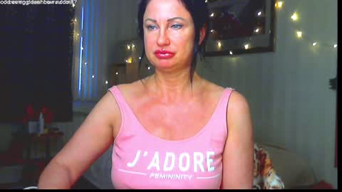 Snapshot of hornymommy69_ chatting on 01.11.25 Monica online show from 01.11.25