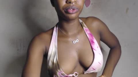 Snapshot of hornyslut_xx chatting on 06.08.26 Bella online show from 06.08.26