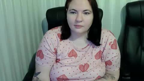 Snapshot of hot2panthers chatting on 11.30.25 hot2panthers online show from 11.30.25