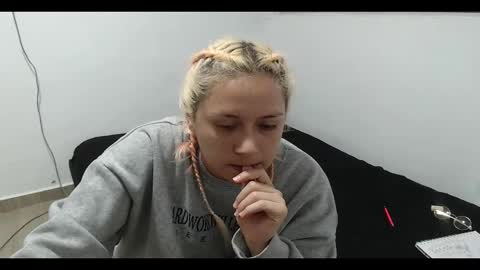 Snapshot of hot_mommymia chatting on 01.11.25 Mia online show from 01.11.25