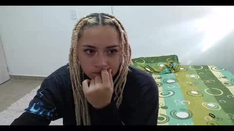 Snapshot of hot_mommymia chatting on 01.15.25 Mia online show from 01.15.25