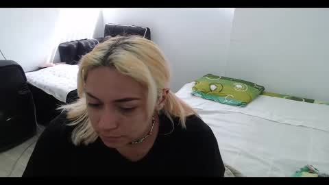 Snapshot of hot_mommymia chatting on 01.20.25 Mia online show from 01.20.25