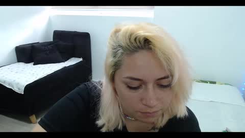 Snapshot of hot_mommymia chatting on 01.20.25 Mia online show from 01.20.25