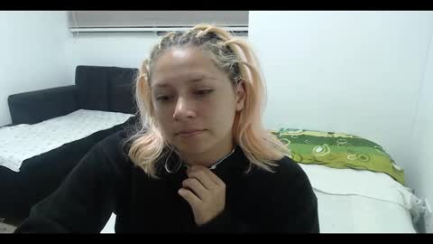 Snapshot of hot_mommymia chatting on 01.25.25 Mia online show from 01.25.25