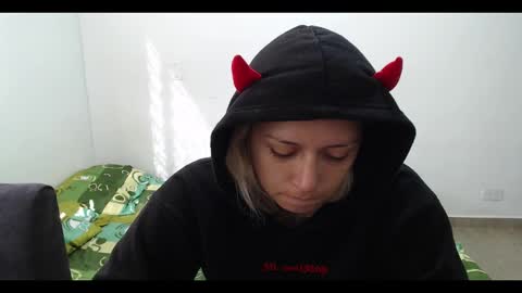 Snapshot of hot_mommymia chatting on 02.18.25 Mia online show from 02.18.25