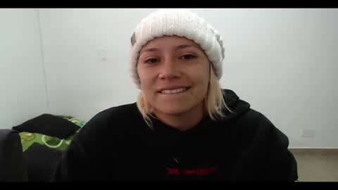 Snapshot of hot_mommymia chatting on 02.19.25 Mia online show from 02.19.25