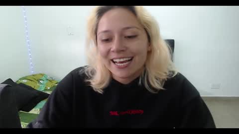 Snapshot of hot_mommymia chatting on 02.23.25 Mia online show from 02.23.25