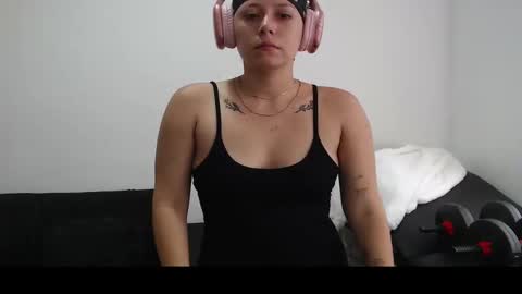 Snapshot of hot_mommymia chatting on 03.05.25 Mia online show from 03.05.25