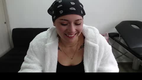 Snapshot of hot_mommymia chatting on 03.05.25 Mia online show from 03.05.25