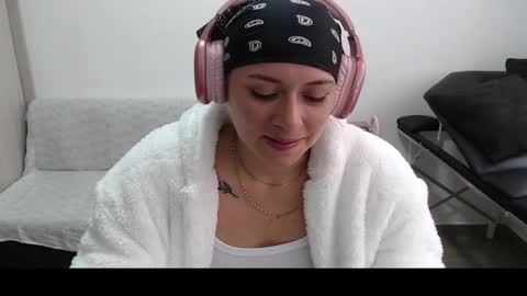 Snapshot of hot_mommymia chatting on 03.06.25 Mia online show from 03.06.25