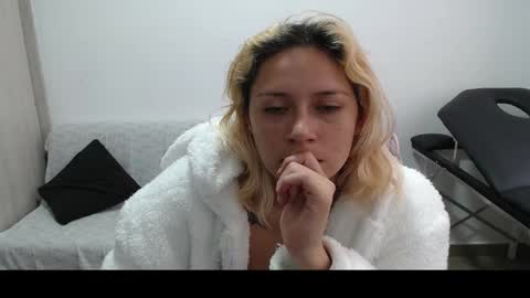 Snapshot of hot_mommymia chatting on 03.07.25 Mia online show from 03.07.25