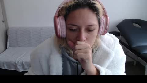 Snapshot of hot_mommymia chatting on 03.08.25 Mia online show from 03.08.25