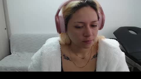 Snapshot of hot_mommymia chatting on 03.09.25 Mia online show from 03.09.25