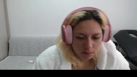 Snapshot of hot_mommymia chatting on 03.10.25 Mia online show from 03.10.25