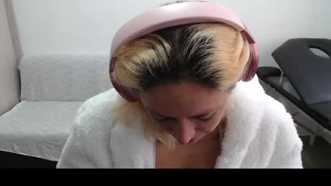 Snapshot of hot_mommymia chatting on 03.10.25 Mia online show from 03.10.25