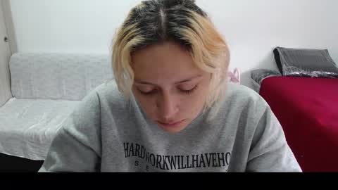 Snapshot of hot_mommymia chatting on 03.12.25 Mia online show from 03.12.25