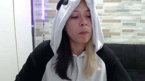 Snapshot of hot_mommymia chatting on 09.24.25 Mia online show from 09.24.25