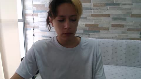 Snapshot of hot_mommymia chatting on 09.25.25 Mia online show from 09.25.25