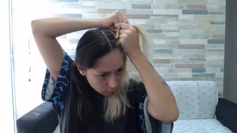 Snapshot of hot_mommymia chatting on 10.05.25 Mia online show from 10.05.25