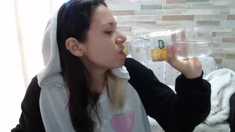 Snapshot of hot_mommymia chatting on 10.10.25 Mia online show from 10.10.25