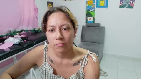 Snapshot of hot_mommymia chatting on 12.02.25 Mia online show from 12.02.25