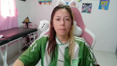 Snapshot of hot_mommymia chatting on 12.15.25 Mia online show from 12.15.25