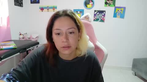 Snapshot of hot_mommymia chatting on 12.17.25 Mia online show from 12.17.25