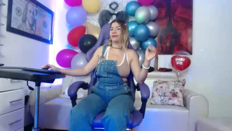 Snapshot of hot_sexy_bunny chatting on 11.22.25 hot sexy bunny online show from 11.22.25