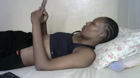 Snapshot of hot_slimcutie chatting on 03.10.25 slimcute online show from 03.10.25