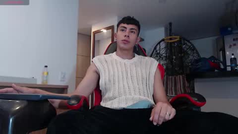 hot_twinks83 online show from 10.16.25