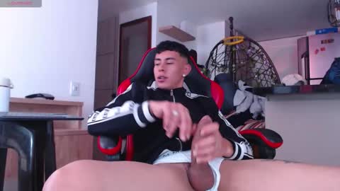 hot_twinks83 online show from 10.18.25