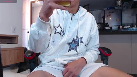 hot_twinks83 online show from 10.21.25