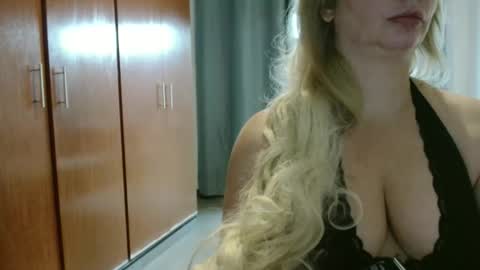 Snapshot of hot_wiffe chatting on 12.13.25 couple without tabus online show from 12.13.25