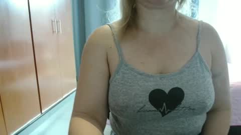 Snapshot of hot_wiffe chatting on 12.17.25 couple without tabus online show from 12.17.25