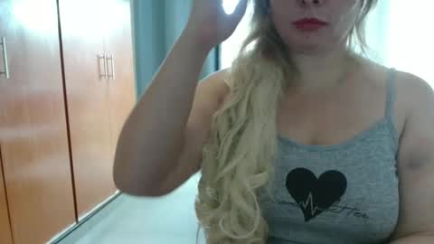 Snapshot of hot_wiffe chatting on 12.19.25 couple without tabus online show from 12.19.25