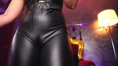 Snapshot of hotdesy_ chatting on 01.18.25 Mistress online show from 01.18.25