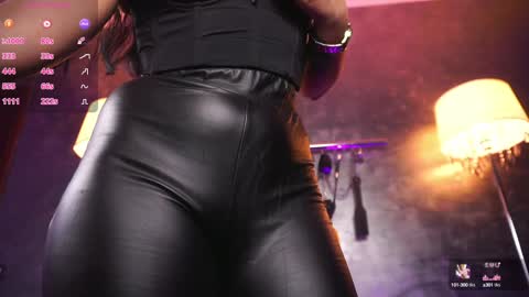 Snapshot of hotdesy_ chatting on 01.24.25 Mistress online show from 01.24.25