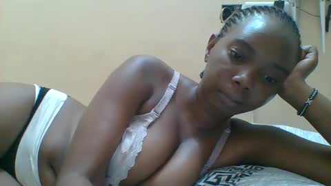 Snapshot of hotgodees chatting on 11.19.25 Queen online show from 11.19.25