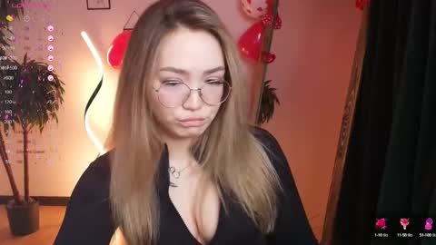 Snapshot of hottease_pvt chatting on 02.04.25 hello Im Eva online show from 02.04.25