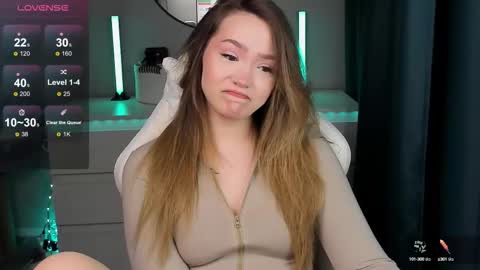 Snapshot of hottease_pvt chatting on 09.18.25 hello Im Eva online show from 09.18.25