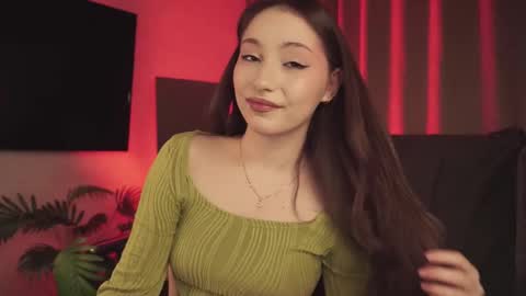 Snapshot of hottpeachh chatting on 12.16.25 hottpeachh online show from 12.16.25