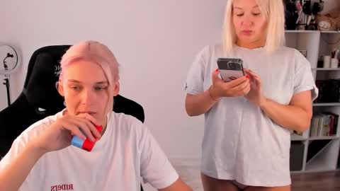 Nessie and Jessie online show from 09.18.25