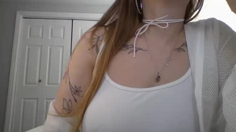 Snapshot of hotwifelili chatting on 04.24.26 hotwifelili online show from 04.24.26