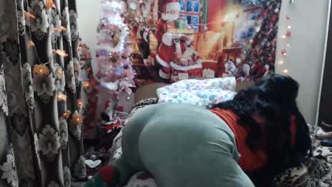 Snapshot of hugeassdevil chatting on 12.30.24 hugeassdevil online show from 12.30.24