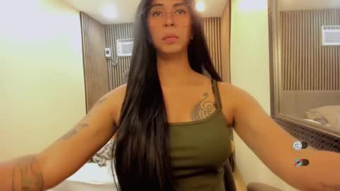 Snapshot of hugecockgoddessxxx chatting on 12.30.24 Queen karen grey online show from 12.30.24