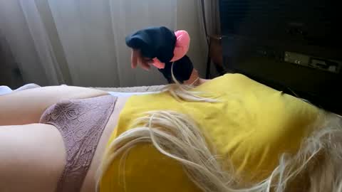 Snapshot of hugecumshots1 chatting on 10.27.25 HugeCumshots online show from 10.27.25